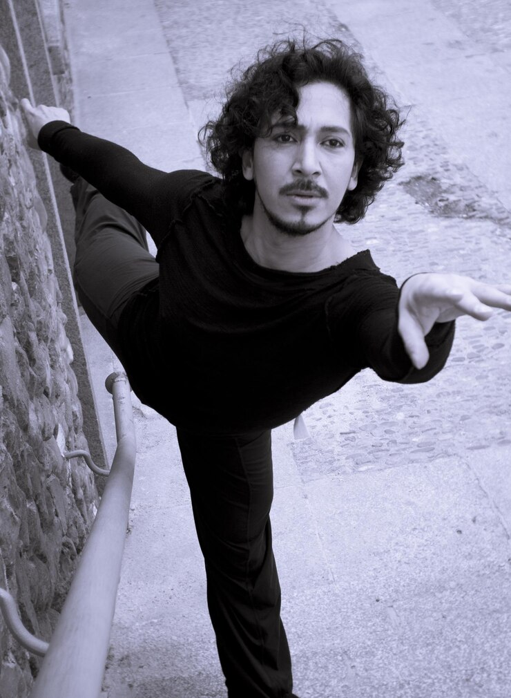 Foto retrato de ângulo alto de um homem se exercitando de pé no chão