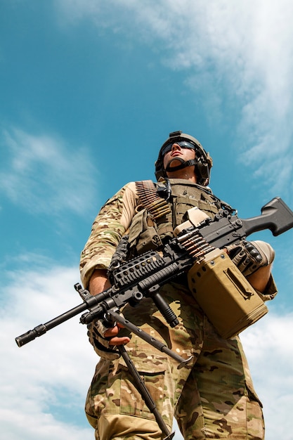 Retrato de ângulo baixo do Ranger do Exército dos EUA