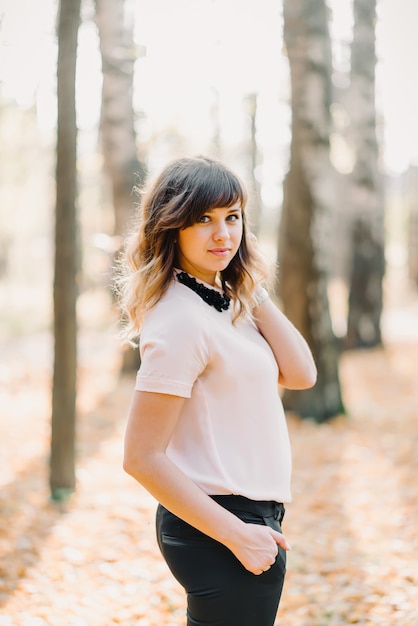 Retrato de aparência de mulher morena no parque