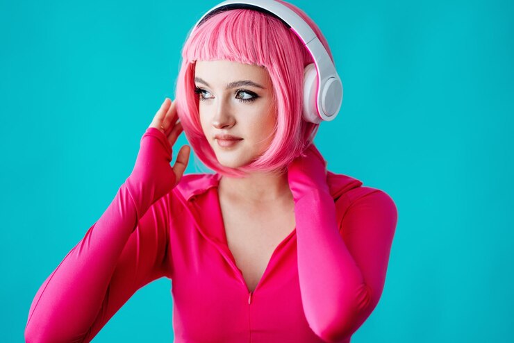 Foto retrato de aparência extravagante brilhante de uma menina com um corte de cabelo curto em um fundo azul