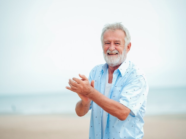 Retrato, de, aposentadoria sênior homem, praia