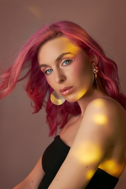 Foto retrato de arte beleza de uma mulher com cabelo rosa