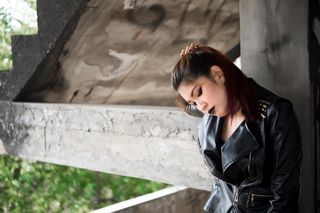 Retrato de asiático com estilo punk de vestido de couro pretoTailândia tira uma foto