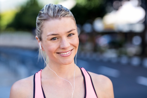 Retrato de atleta bonita sorrindo