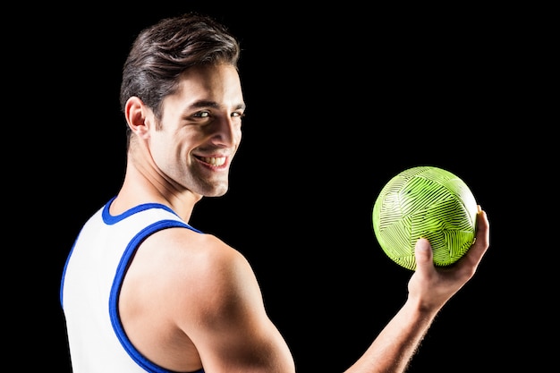 Foto retrato, de, atleta feliz, homem, segurando bola