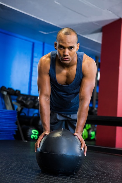 Retrato de atleta sério com bola de fitness