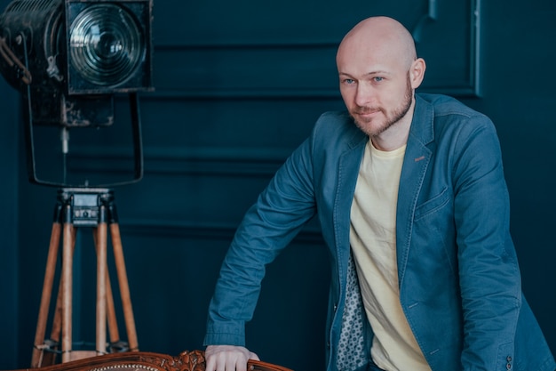 Retrato, de, atraente, adulto, sucedido, careca barbudo, homem, em, paleto, ligado, experiência azul