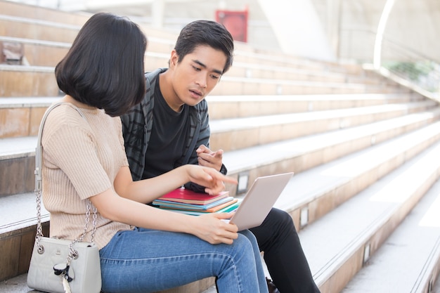 Retrato, de, atraente, estudante asiático, pople, usando computador portátil, em, ao ar livre, lugar