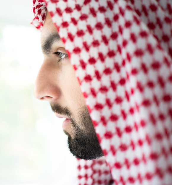 Retrato de atraente homem do golfo árabe