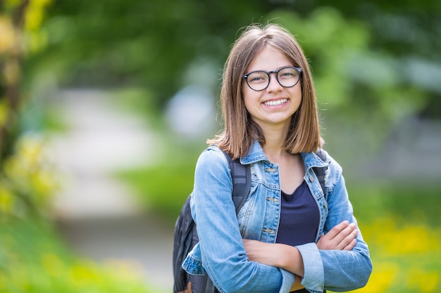 Retrato de atraente jovem adolescente escola com mochila.