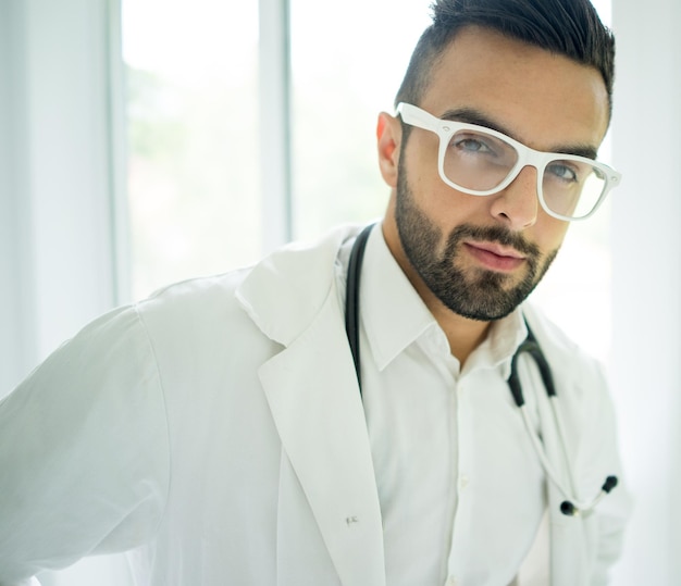 Retrato de atraente médico masculino no hospital