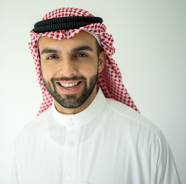 Retrato de atraente saudita saudita