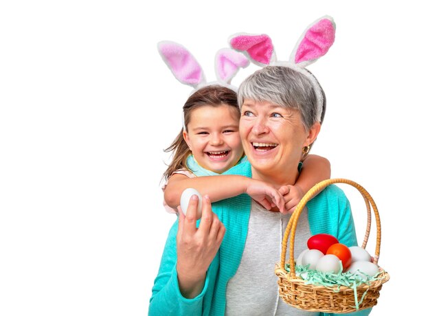 Retrato de avó e filho em orelhas de coelhinho da páscoa com ovos isolados no fundo branco