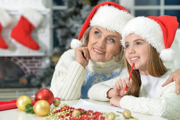 Retrato de avó feliz com garota se preparando para o Natal