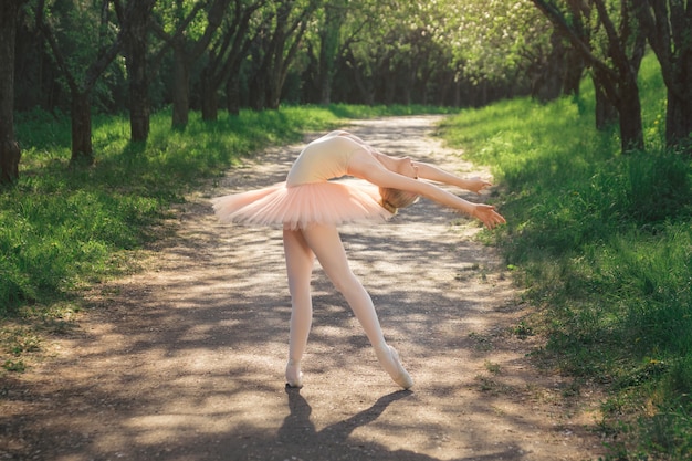 Retrato de bailarina linda com emoção romântica e terna