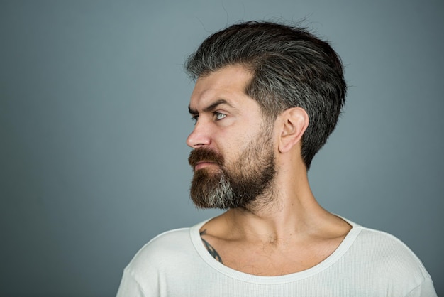 Retrato de barbearia de homem barbudo isolado barba longa e bigode