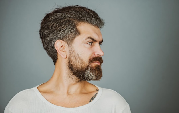 Retrato de barbearia de homem barbudo isolado barba longa e bigode