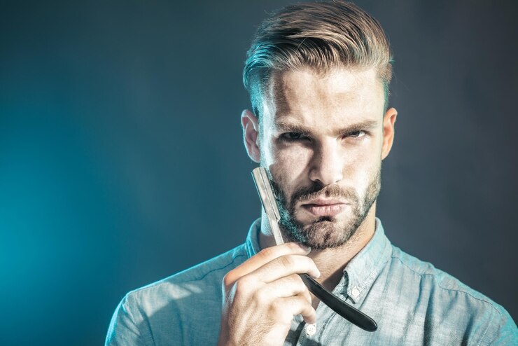 Foto retrato de barbeiro em roupas elegantes mostra homem barbudo com barba longa brutal
