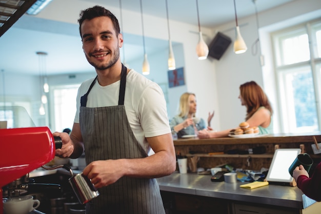 Retrato de barista feliz na cafeteria