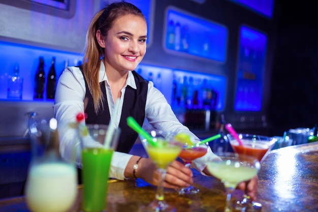 Retrato de barman bonito em pé