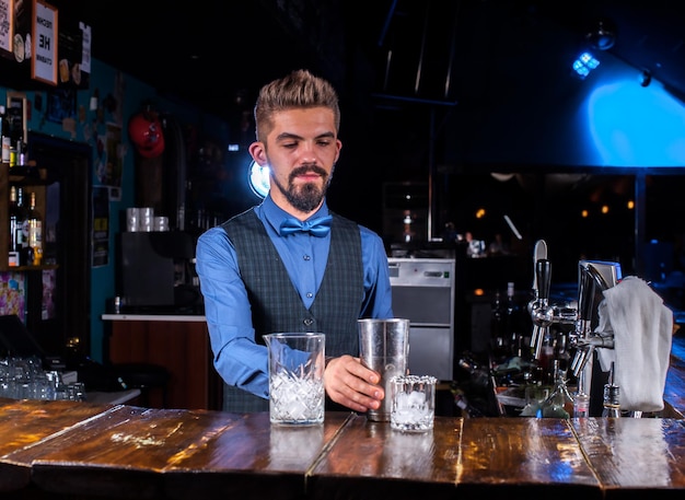 Retrato de barman faz um show criando um coquetel em bares de coquetéis