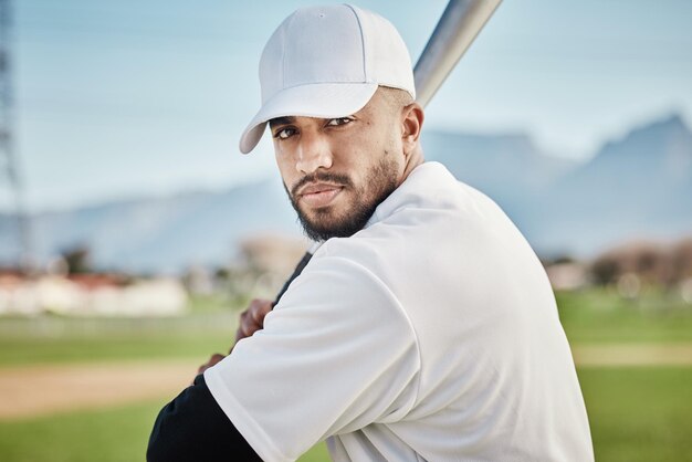 Foto retrato de batedor de beisebol ou rosto de homem em uma partida de treinamento de competição de jogo no campo do estádio treino de fitness de exercício de softball ou jogador sério jogando em campo no verão com mentalidade focada