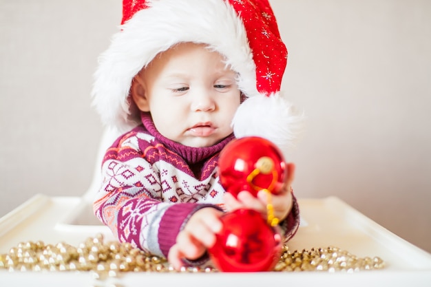 retrato de bebê adorável com chapéu de Papai Noel