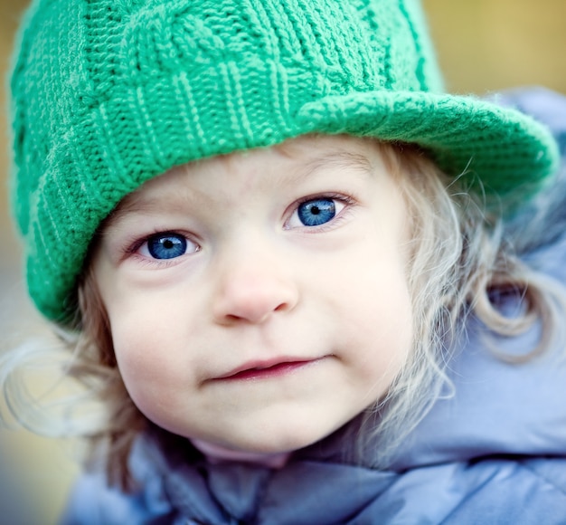 Retrato de bebê adorável no outono ao ar livre