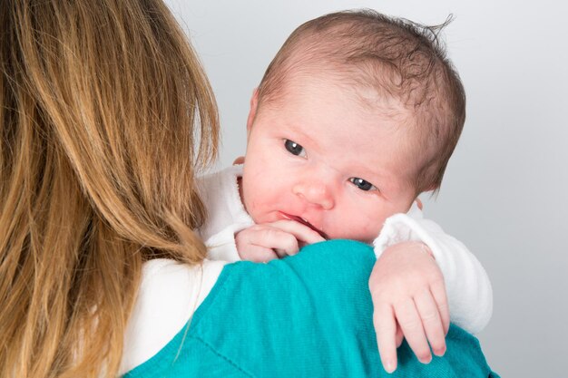 Retrato de bebê angelical e sua mãe