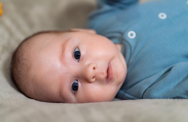 Retrato de bebê de 2 meses Adorável bebê recém-nascido olhando para a câmera