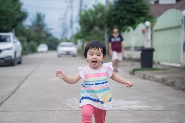 Retrato de bebê fofo correndo na estrada