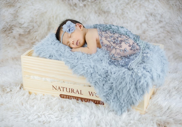 Retrato de bebê fofo dormindo em caixa de madeira.