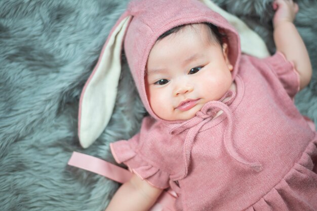 Retrato de bebê fofo na iluminação de estúdio