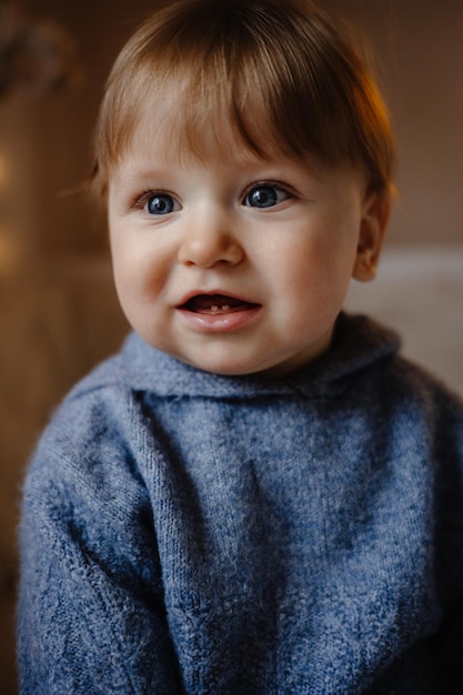 Retrato de bebê fofo retrato de um bebê menino com cabelos loiros e olhos azuis