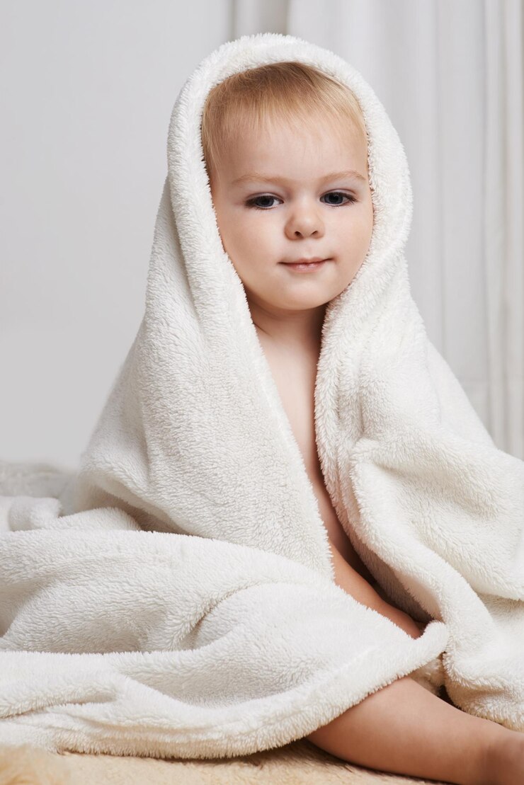 Foto retrato de bebê na cama limpo com toalha e banho de manhã com saúde, bem-estar e crescimento em casa cute criança feliz no quarto para higiene relaxar ou calma hora de dormir para o desenvolvimento da criança em casa