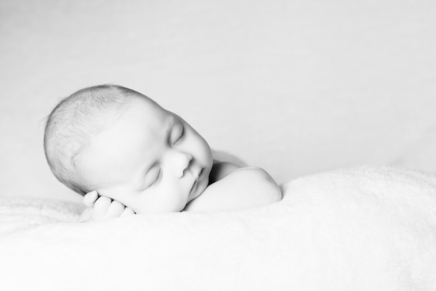 Retrato de bebê recém-nascido dormindo
