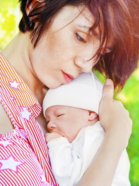 Retrato de bebê recém-nascido nos braços de sua mãe o conceito de feriado do Dia das Crianças