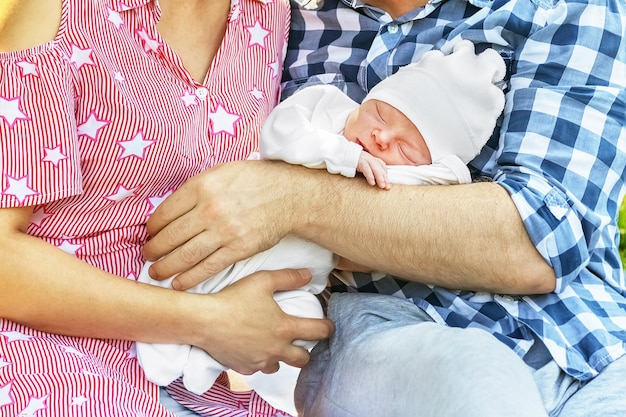 Retrato de bebê recém-nascido nos braços do conceito de pais do dia das crianças