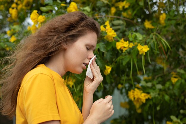 Foto retrato de bela jovem mulher alérgica está sofrendo de alergia ao pólen ou resfriado em natural