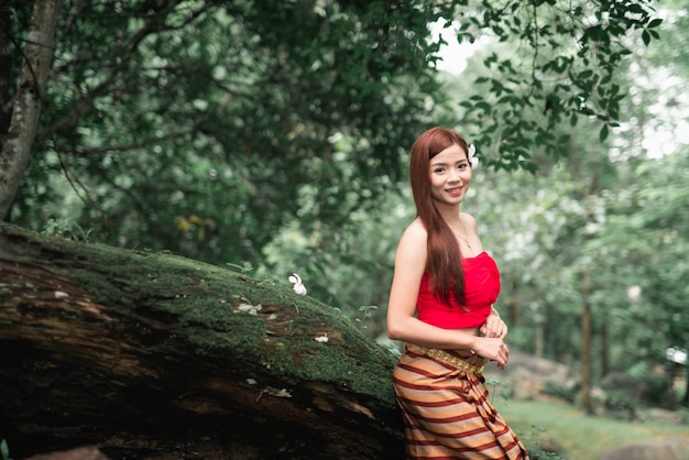 Retrato de belas mulheres asiáticas em cachoeira na selva