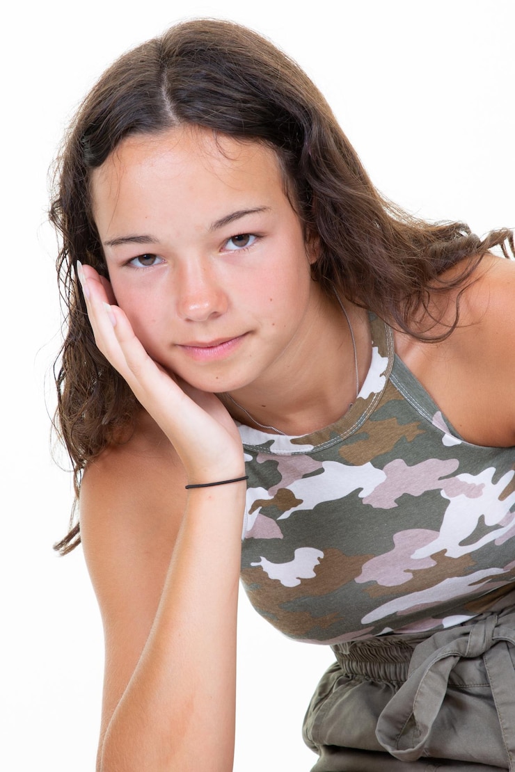 Foto retrato de beleza casual, jovem adolescente, moda, camuflagem do exército, camiseta em fundo branco
