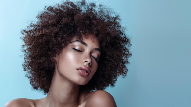 Retrato de beleza da elegância serena de uma jovem diversificada isolada do fundo