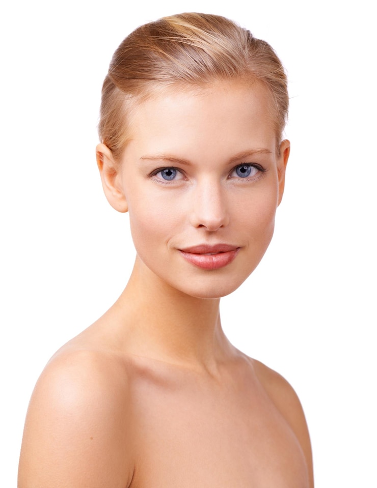 Foto retrato de beleza e mulher em estúdio com cuidados naturais da pele e rotina facial para bem-estar cosméticos de saúde e jovem mulher do canadá com tratamento de dermatologia facial por fundo branco