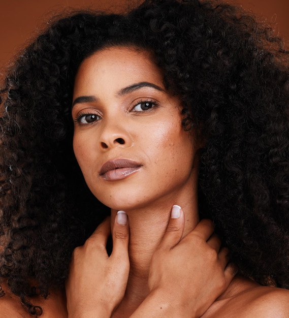 Foto retrato de beleza e mulher negra para saúde estética e bem-estar em um fundo de estúdio marrom mulher afro-afro-americana e cosméticos ou cosmetologia para bem-estar corporal e amor próprio