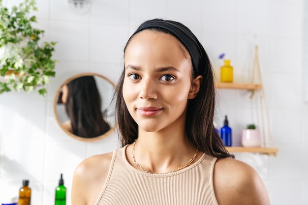 Retrato de beleza em close-up de mulher hispânica na casa de banho Mulher jovem confiante sentindo-se positiva e confortável em seu corpo Poder da mulher Cuidados com a pele de bem-estar