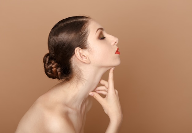 Foto retrato de beleza. linda mulher tocando seu pescoço.