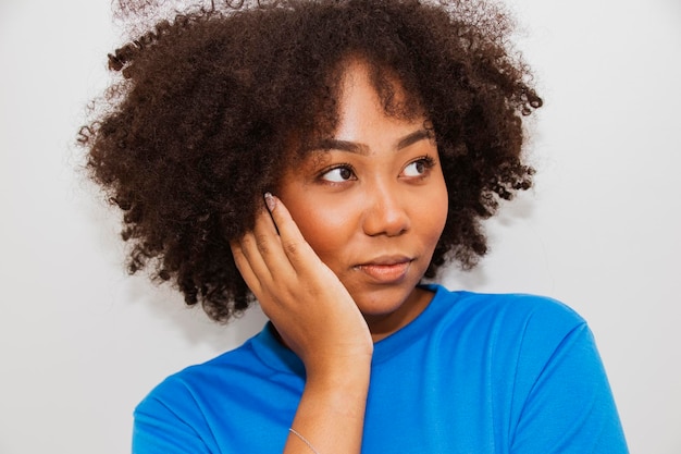 Retrato de beleza mulher afro-americana de cabelos encaracolados pretos com rosto bonito vestindo camiseta azul