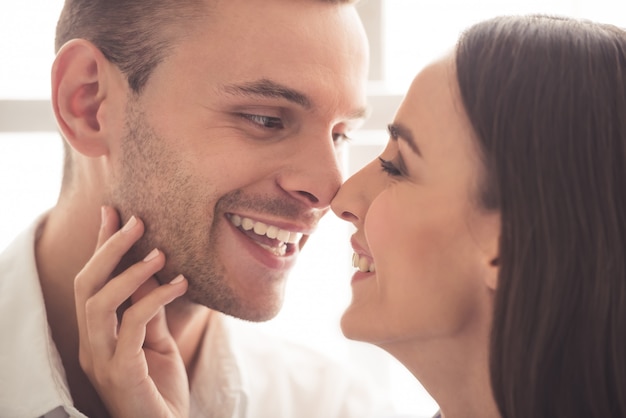 Retrato de belo jovem casal apaixonado.