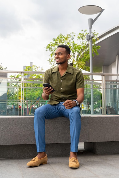 Retrato de belo jovem negro ao ar livre na cidade