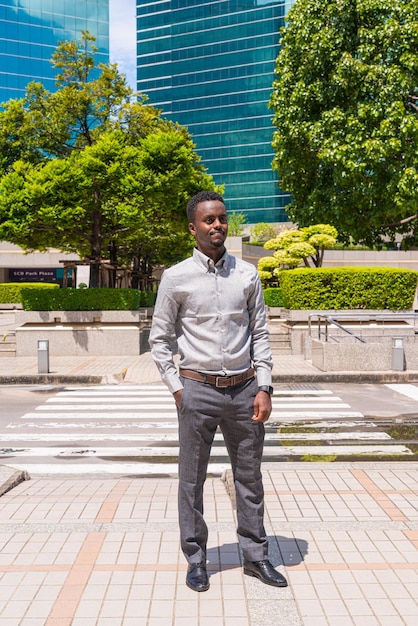 Retrato de belo jovem negro ao ar livre na cidade